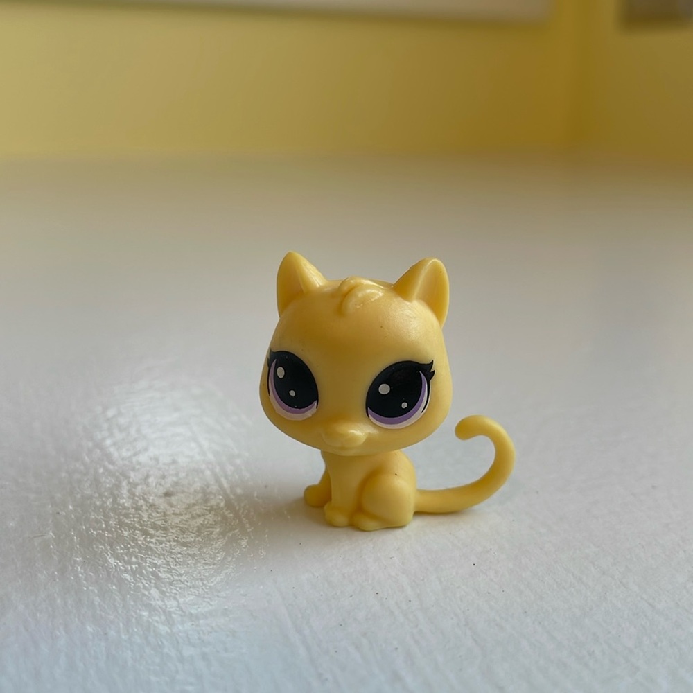 Littlest Pet shop yellow kitten